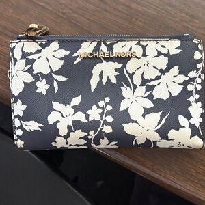 Michael kors wristlet wallet